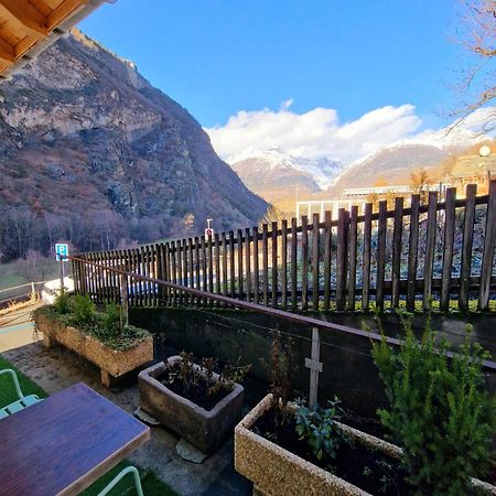 Kunstplanet Im Herzen Der Alpen Am Planetenweg Visp Esterno foto
