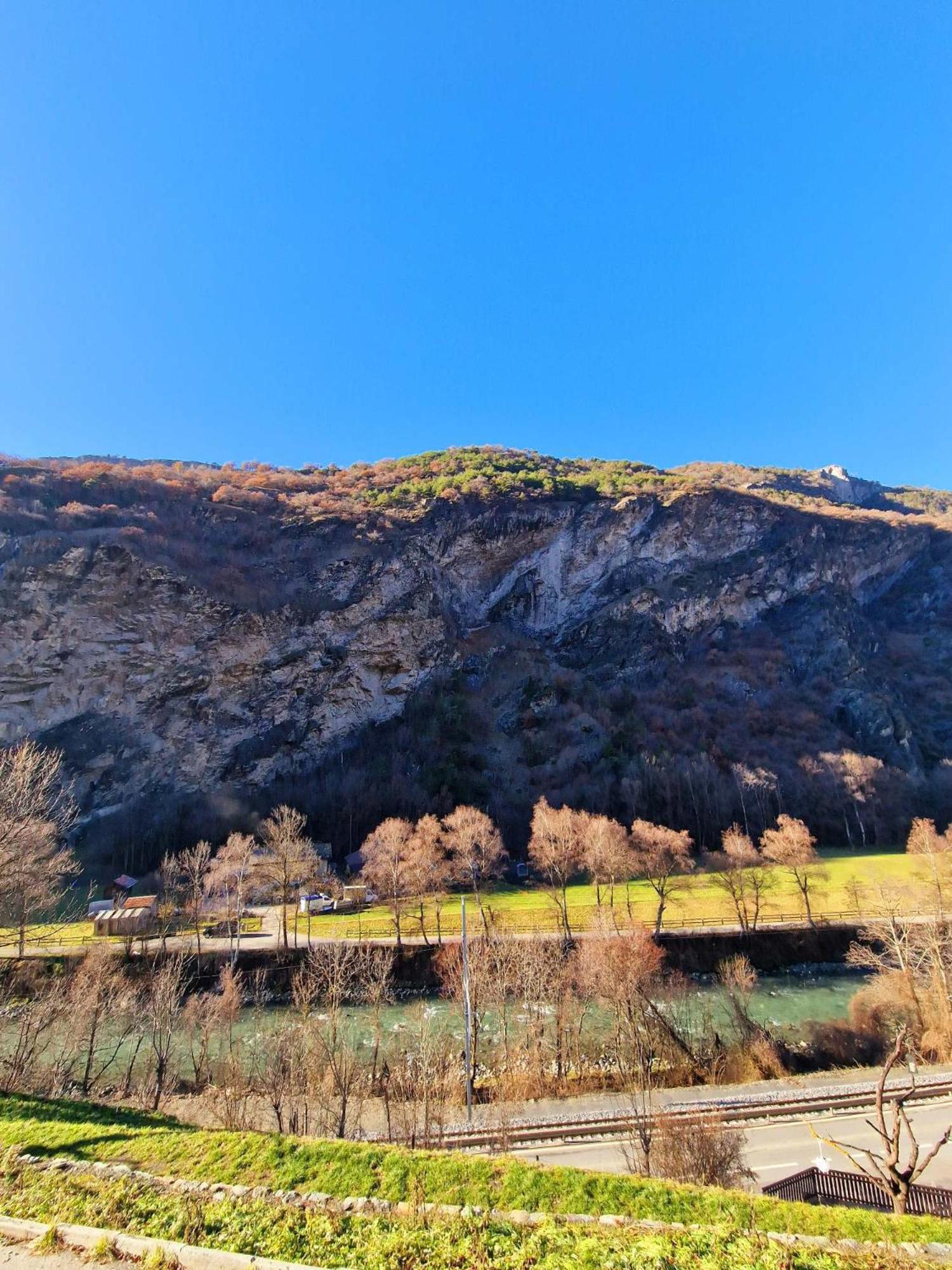 Kunstplanet Im Herzen Der Alpen Am Planetenweg Visp Esterno foto